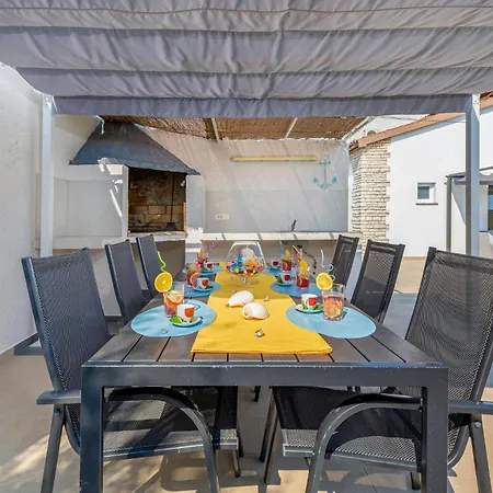 Holiday home Awesome In Pula