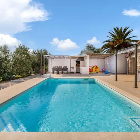 Holiday home Awesome In Pula